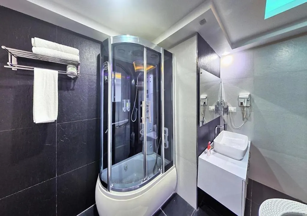 Hotel Royal Castle Negombo 3*,